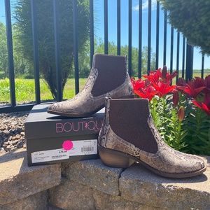 Women’s  boots, size 7